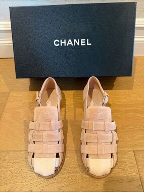 CHANEL Blush baigeSuede Fisherman Sandals